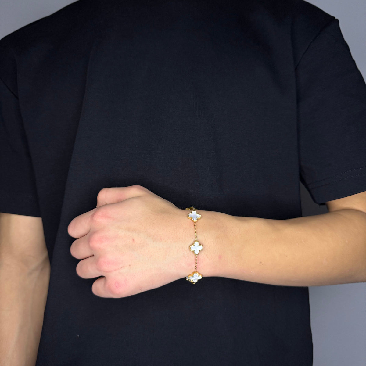 KLAVER ARMBAND. - GOUD WIT