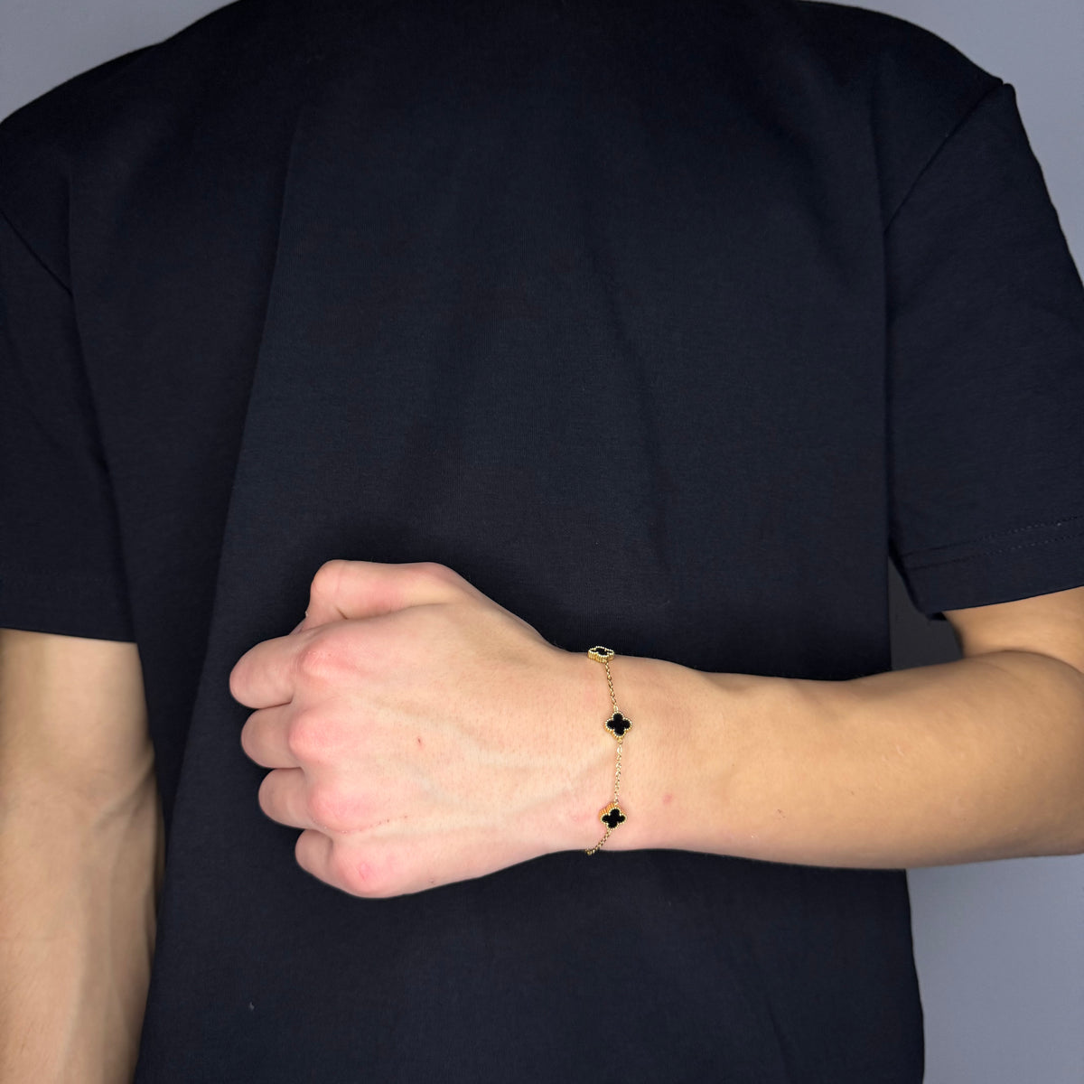 KLAVER ARMBAND. - GOUD ZWART